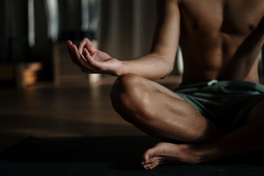 Homme pratiquant du yoga